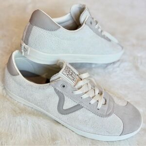 Vans Retro-inspired low-top court shoe design.